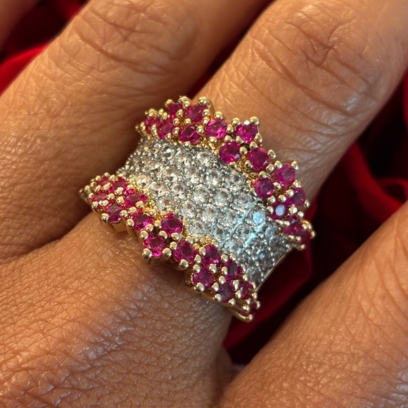 Jewelry - Elegant Gold and Silver Ring with Red Accents size 6